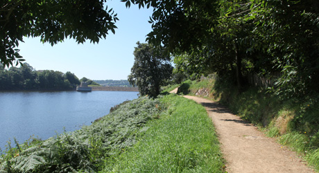 Footpath around Queens Valley Reservoir 